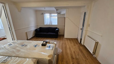 4 rooms. Large  house + garden. Station 10min walk Main Photo