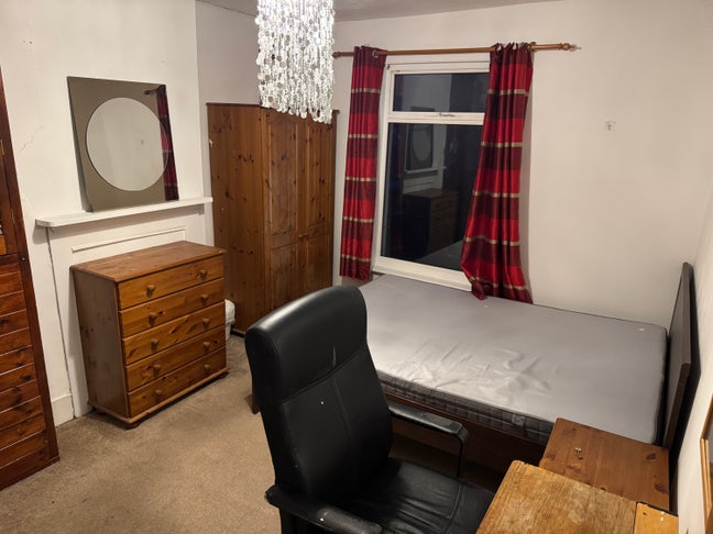 LARGE DOUBLE ROOM FOR WORKING PROFESSIONAL TO RENT Main Photo