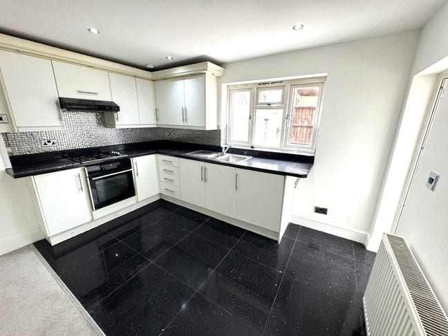 Spacious newly refurbished studio with forecourt Main Photo