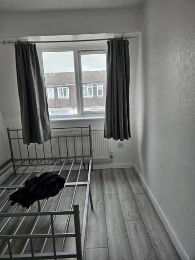 Spacious double bedroom in Custom House Main Photo