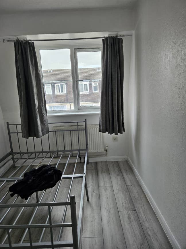 Spacious double bedroom in Custom House Main Photo