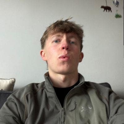 Young professional looking for a flatshare Main Photo