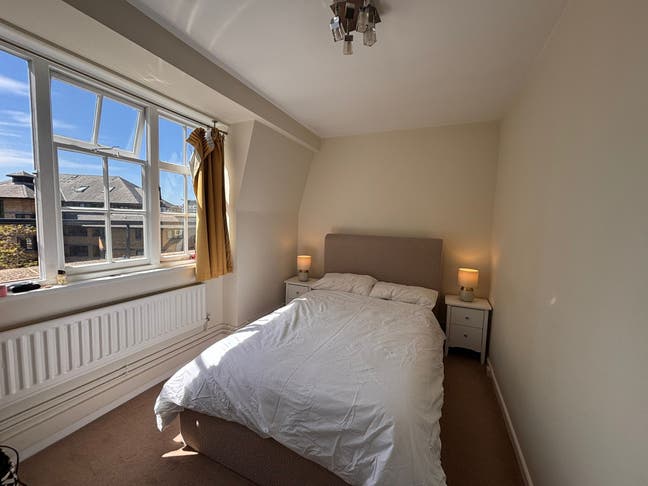 Bright Double Room in Sunny Battersea  Main Photo
