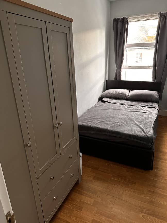 Spacious Room Available in East Putney  Main Photo