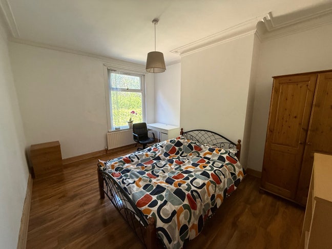 Large Spacious Room with Great View Main Photo