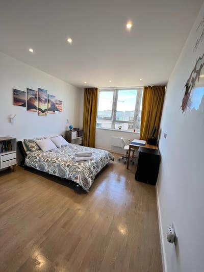 Spacious and peaceful en-suite bedroom -Central MK Main Photo