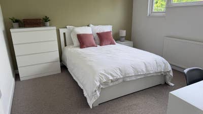 Spacious, top floor double, bedroom. Main Photo