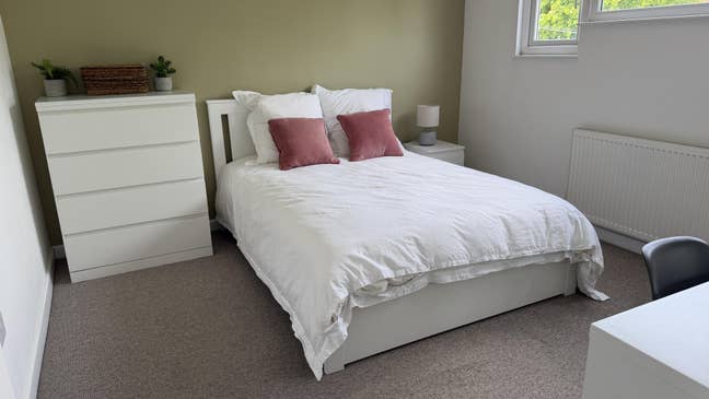 Spacious, top floor double, bedroom. Main Photo