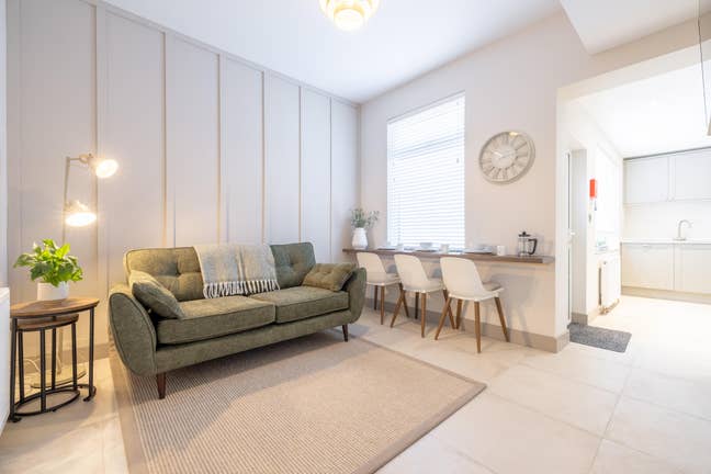 Stunning Newly Renovated Rooms with En-suite Main Photo