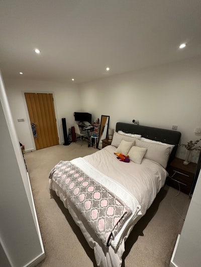 Large Beautiful En-suite Double Room Main Photo