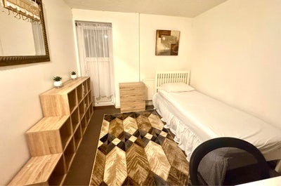 Double room near manor Royal /Gatwick  Main Photo