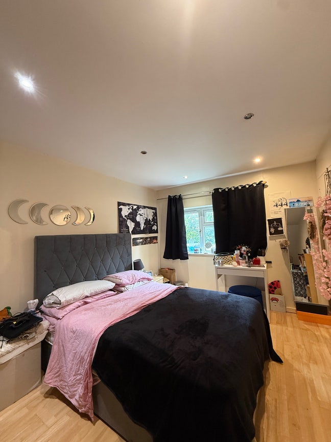 Room with Parking Available in a Lovely Area Main Photo