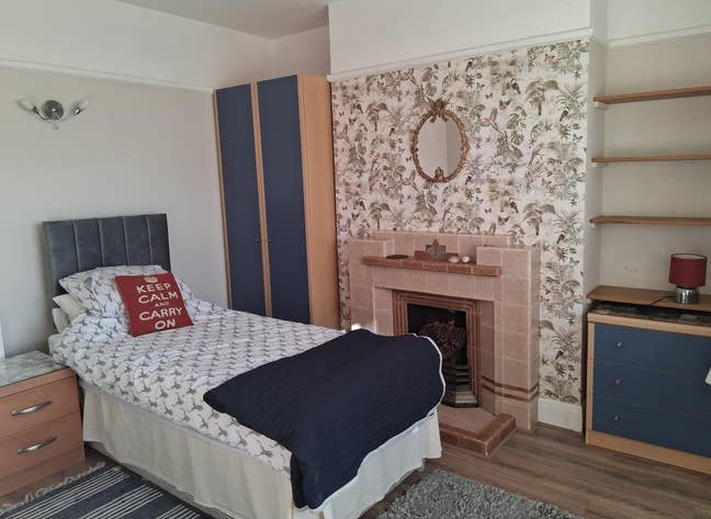 Large, bright double room in shared house Main Photo