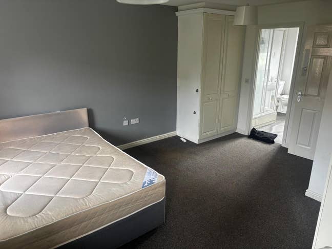 Fully Furnished Spacious En-suite and Double Room Main Photo