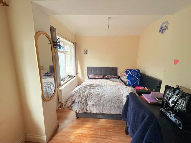 Bright Large Double room Available Main Photo