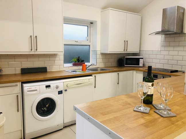 Nice double bedroom in a great STUDENT house Main Photo