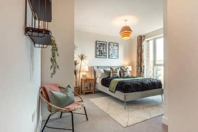 Doble Room Available in Modern Luxury 2-Bed Flat Main Photo