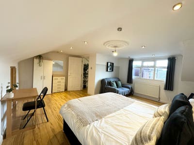 Large Self contained Room with Ensuite & Kitchen Main Photo