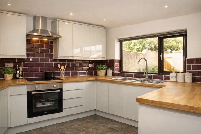 Centrally located, Spacious, recently rennovated  Main Photo