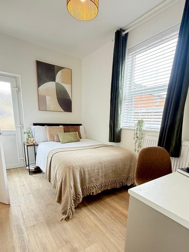Luxury House Share Room available 695 bills Inc Main Photo