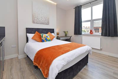 Stunning luxury studio available now - bills incl  Main Photo