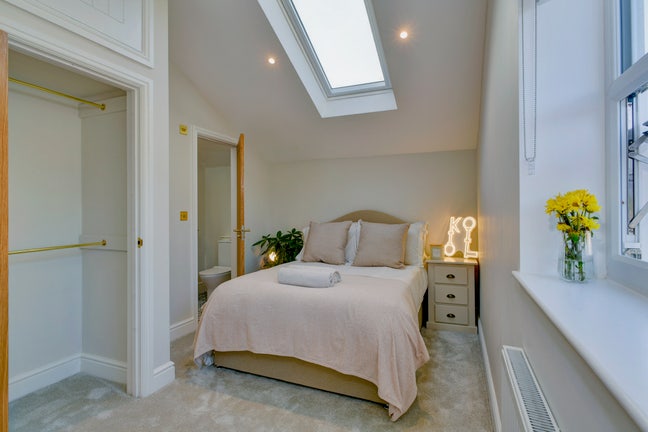 Girls En-Suite in Most Spectacular, Sociable Home Main Photo