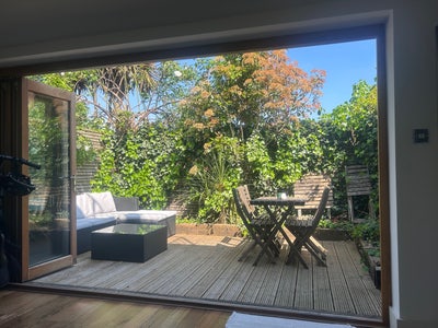 Bright spacious room in garden flat Main Photo