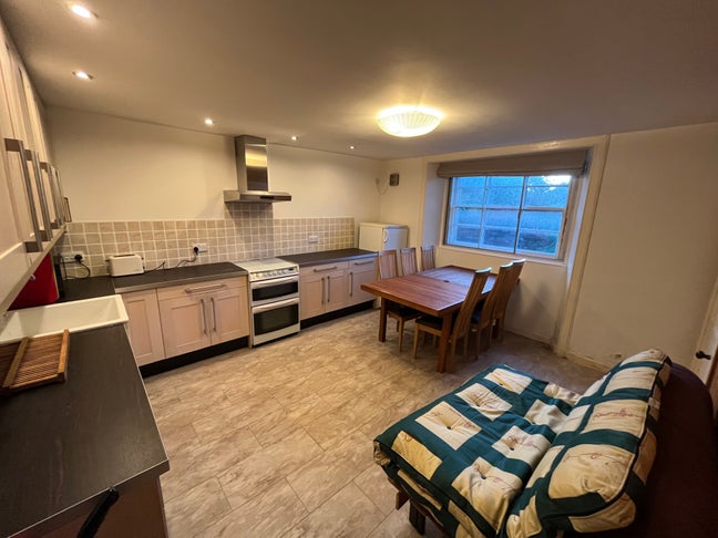 Charming Victorian Basement Flat  Main Photo