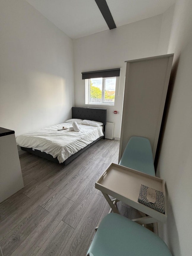 Furnished studio Flat to rent- Edgware (HA8) Main Photo