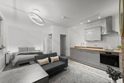 Studio Flat - Close to City Couples Welcome! Main Photo