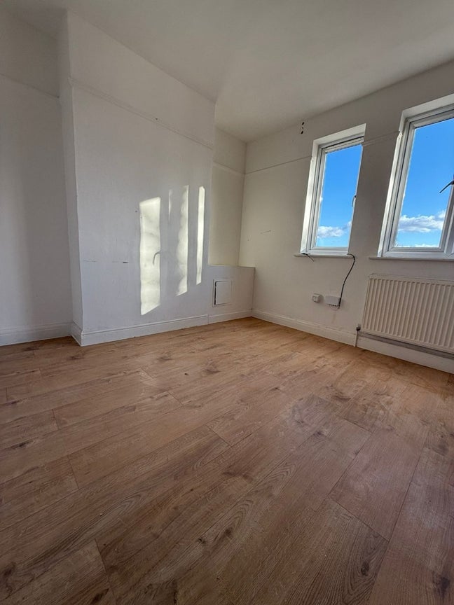 Newly Refurbish Large Room – UB5 🏠 NortholtUB Main Photo