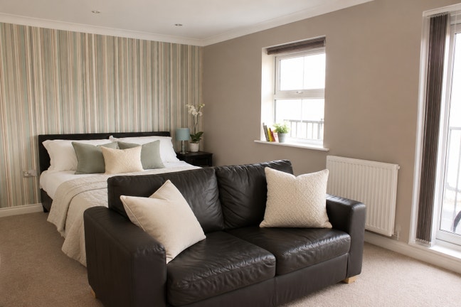 Elegant Room near M4! Superb Main Photo