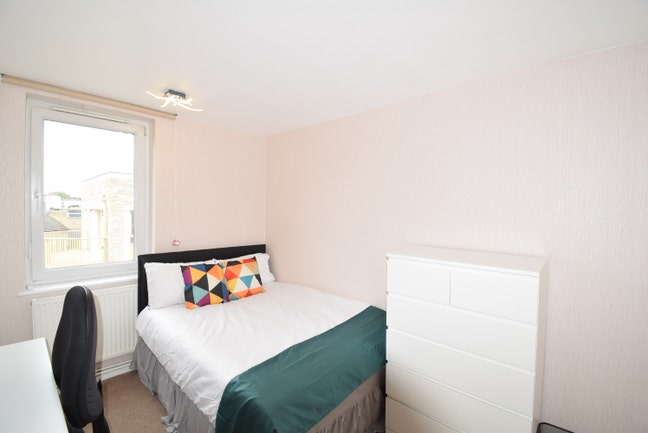 Chic Fulham Living | 2 Rooms in Bright Flat  Main Photo
