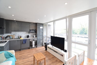 2 Double / Modern Flat| Bills Not Included  Main Photo