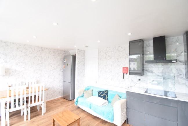 2 Double / Modern Flat| Bills Not Included  Main Photo