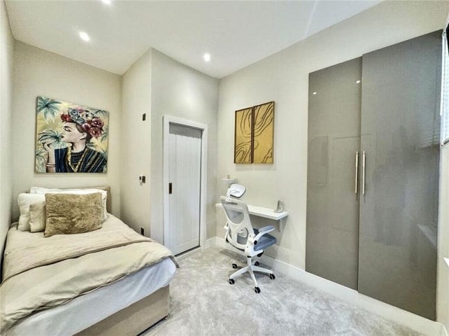 En-Suite room is available for rent in - L9 8BU Main Photo