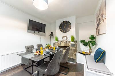 ✨ Spacious 4-Bedroom Family Home ✨  Main Photo