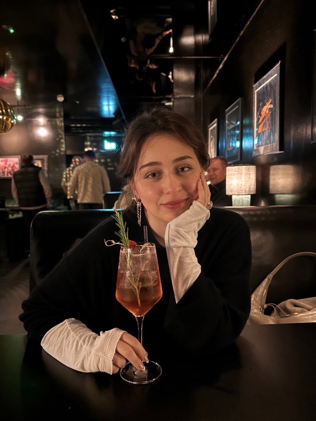 I’m Charlotte, 28 working in medical commun... Main Photo