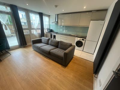 Lovely Double and Semi-double Bedroom in E14 Main Photo