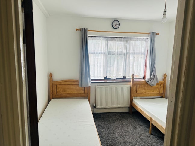 Spacious Room in Upton Park E13 9EZ-From &pound;350 Main Photo