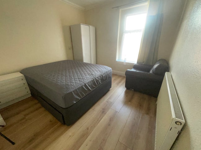 Furnished, quiet, large double room in towncentre Main Photo