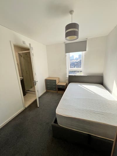  1 Spacious EN-SUITE room 5min From Mile End St. Main Photo