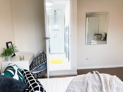 Large ✅ Spacious ✅ Bright ✅ Ensuite ✅
 Main Photo