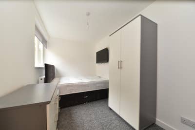 Modern & Furnished Double Room with Shower & Sink  Main Photo