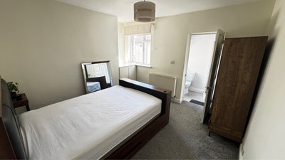 Large Ensuite Room with TV Bed | Bills Included ✨ Main Photo