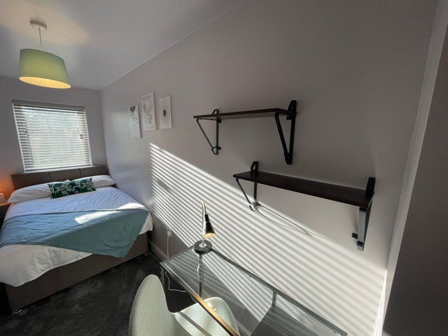 🏠 Ensuite Room – Mandeville HMO Main Photo