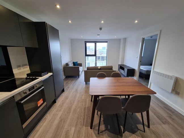 A room in modern flat with a beautiful lake view Main Photo