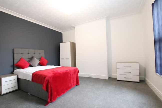 Double room in modern house-share  Main Photo