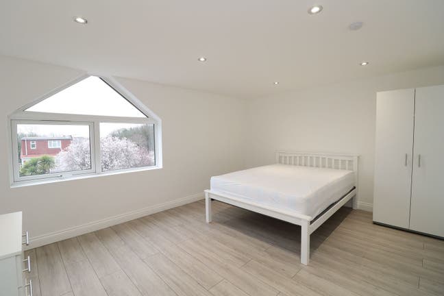 Large Modern Room - Streatham  SW16 - Super Deal!! Main Photo