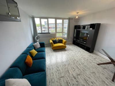 **Beautifully re-furbished flat with Living Room** Main Photo